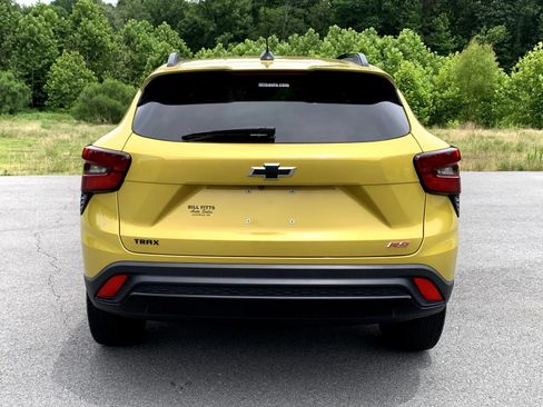 Used 2024 Chevrolet Trax RS w/ Sunroof Package FWD image 6
