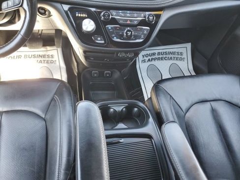 Used 2021 Chrysler Pacifica Touring-L w/ Uconnect Theater Family Group AWD/4WD image 23