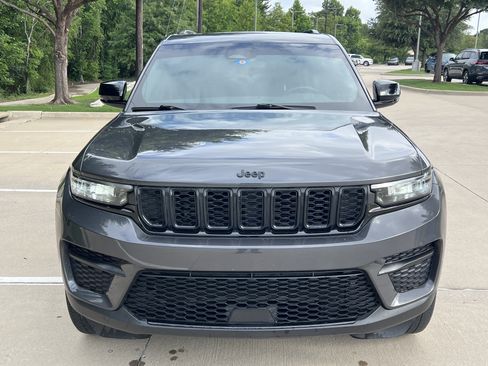 Used 2022 Jeep Grand Cherokee Altitude AWD/4WD image 3