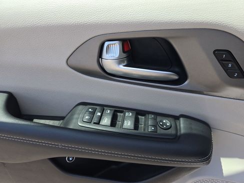 Used 2023 Chrysler Pacifica Touring-L FWD image 30