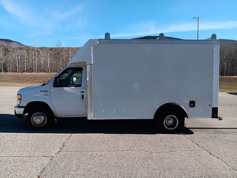 Used 2017 Ford E-350 and Econoline 350 Super Duty image 4