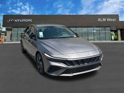 Used 2025 Hyundai Elantra Sport FWD image 3
