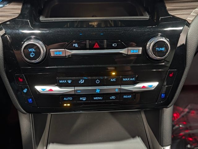 Used 2023 Ford Explorer Limited w/ Equipment Group 301A AWD/4WD image 27
