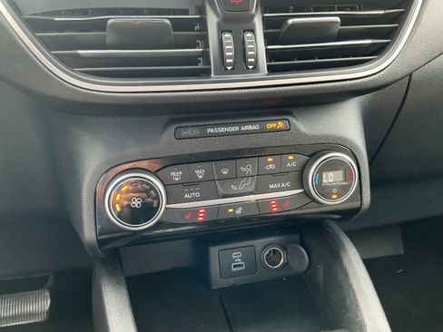 Used 2021 Ford Escape SE w/ Cold Weather Package AWD/4WD image 9