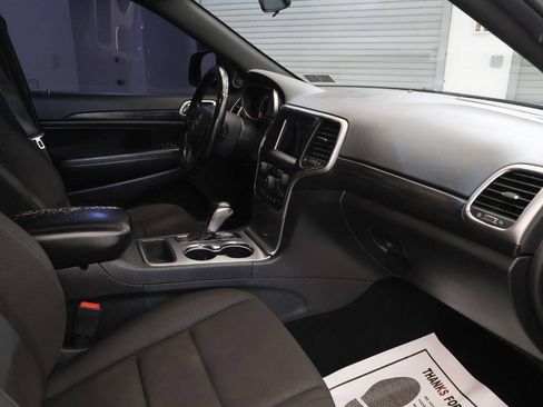 Used 2020 Jeep Grand Cherokee Laredo AWD/4WD image 16