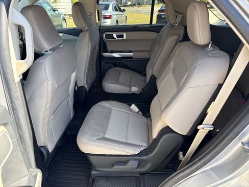 Used 2022 Ford Explorer XLT image 8