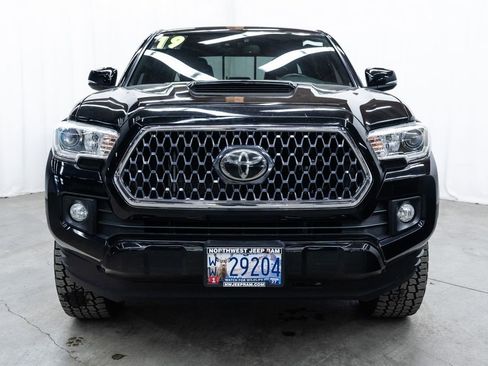 Used 2019 Toyota Tacoma TRD Sport w/ Technology Package image 2