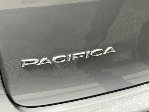 Used 2023 Chrysler Pacifica Touring-L FWD image 26