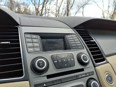 Used 2018 Ford Taurus SE FWD image 23