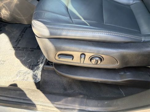Used 2023 Buick Enclave Essence image 18