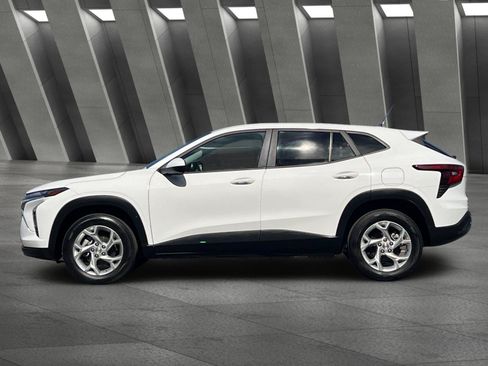 Used 2024 Chevrolet Trax LS w/ LS Convenience Package FWD image 7