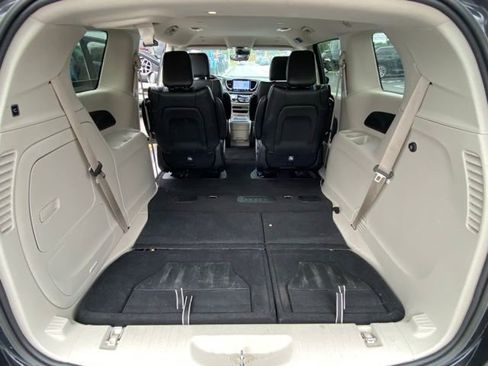 Used 2023 Chrysler Pacifica Touring-L image 26