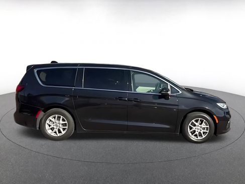Used 2023 Chrysler Pacifica Touring-L FWD image 15