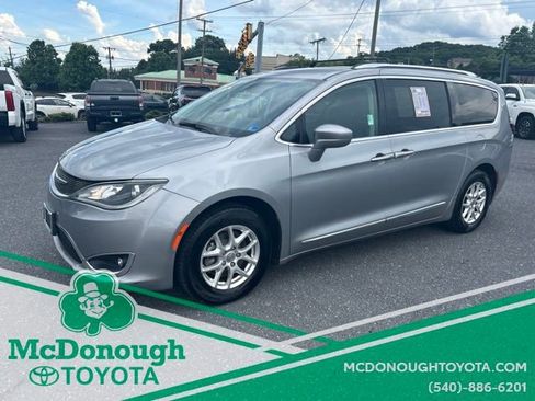 Used 2020 Chrysler Pacifica Touring-L FWD image 1