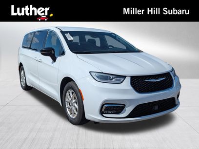 Used 2025 Chrysler Pacifica Select