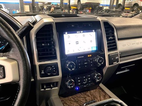 Used 2019 Ford F250 Lariat w/ Lariat Ultimate Package AWD/4WD image 18