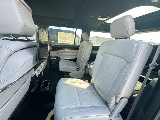 Used 2026 Jeep Grand Wagoneer Summit w/ Rear Seat Video Group I AWD/4WD image 25