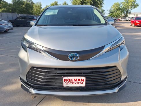 Used 2024 Toyota Sienna LE FWD image 9