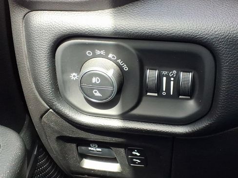 Used 2019 RAM 1500 Big Horn AWD/4WD image 34