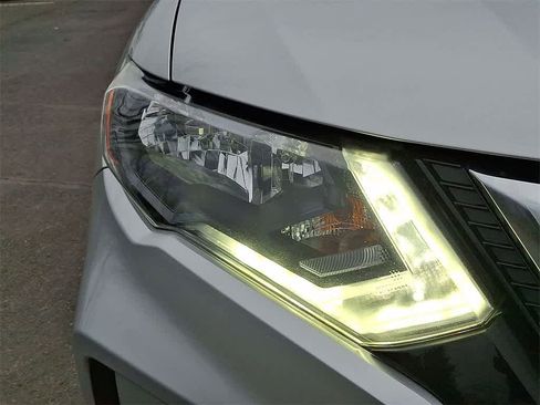 Used 2020 Nissan Rogue SV image 27