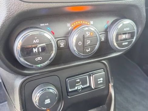 Used 2017 Jeep Renegade Altitude AWD/4WD image 13