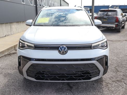 Used 2025 Volkswagen Taos SE AWD/4WD image 2