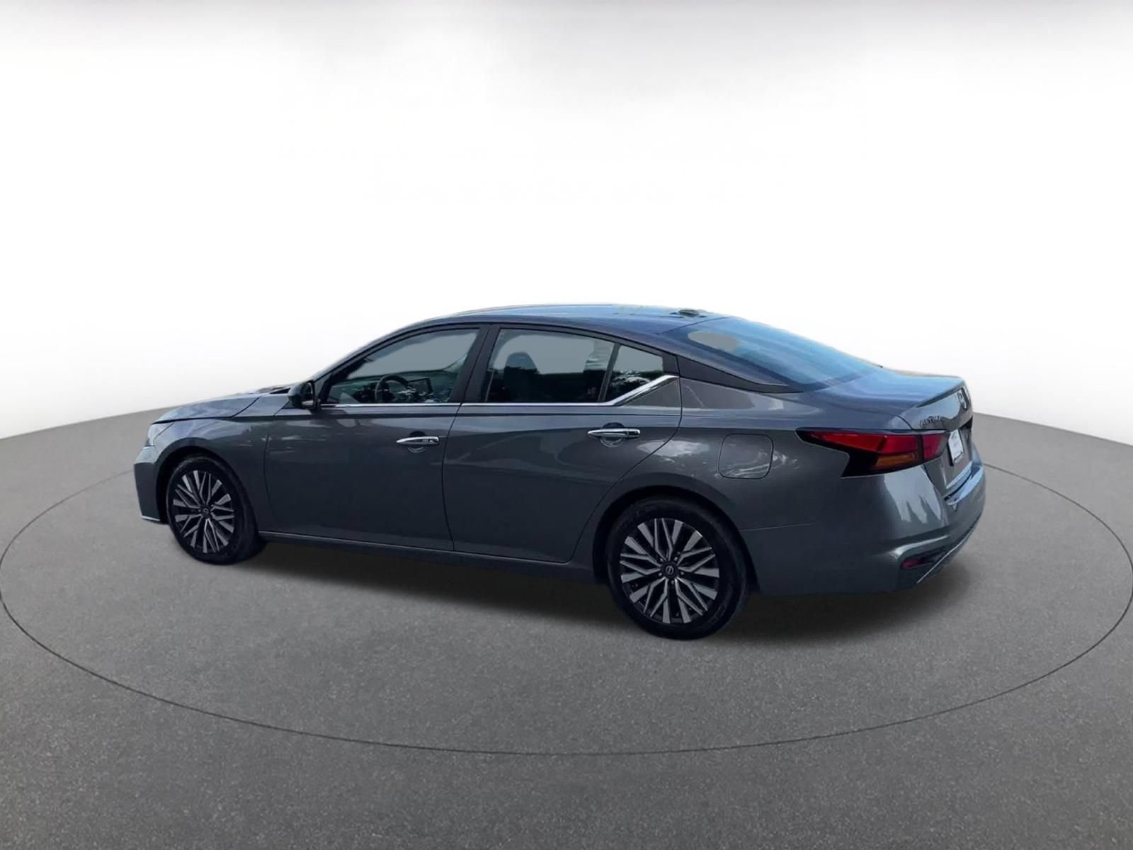 Used 2025 Nissan Altima 2.5 SV FWD image 9