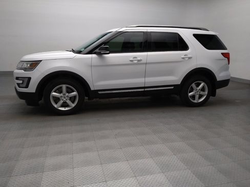 Used 2017 Ford Explorer XLT w/ Equipment Group 202A AWD/4WD image 2