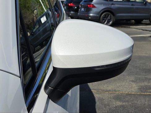 Used 2023 Volkswagen Tiguan SE w/ Panoramic Sunroof Package image 18