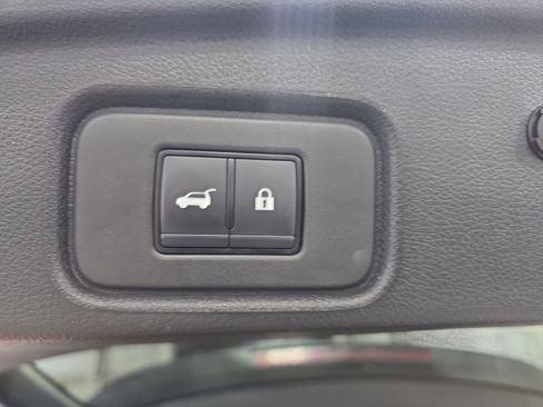 Used 2025 Nissan Pathfinder SL FWD image 13