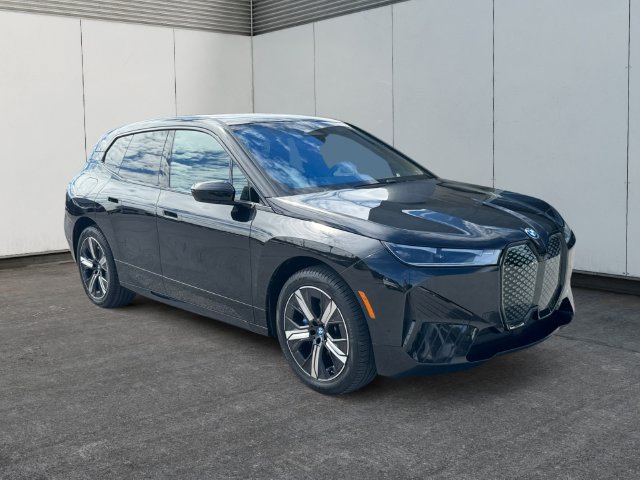 Used 2024 BMW iX xDrive50 w/ Sport Package AWD/4WD image 7