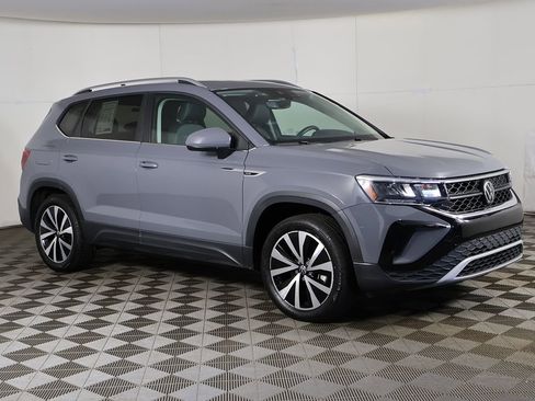 Used 2023 Volkswagen Taos SE w/ Panoramic Sunroof Package AWD/4WD image 2