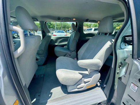 Used 2012 Toyota Sienna FWD image 17