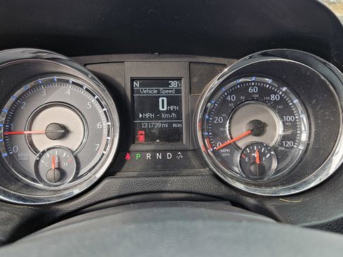 Used 2011 Chrysler Town & Country Touring-L w/ Driver Convenience Group image 11