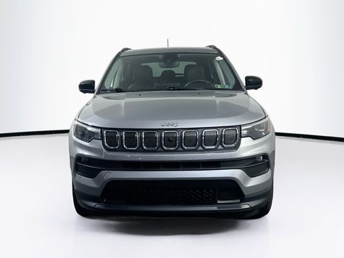 Used 2022 Jeep Compass Latitude w/ Sun and Sound Group AWD/4WD image 2