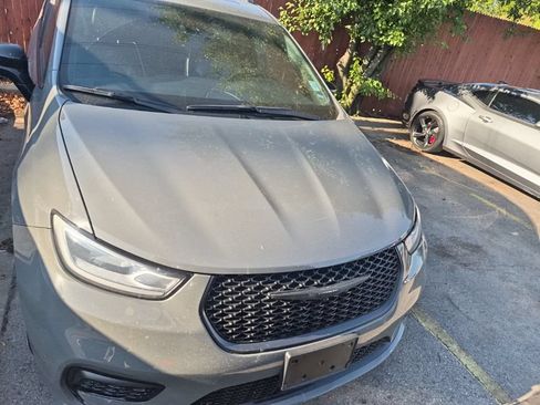 Used 2025 Chrysler Pacifica Limited FWD image 24