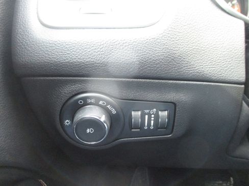 Used 2018 Jeep Compass Latitude w/ Popular Equipment Group image 13