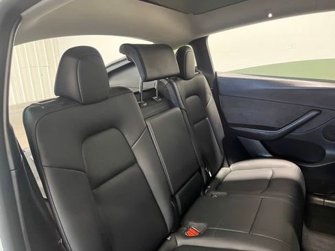 Used 2022 Tesla Model Y Long Range image 13