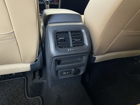 Used 2024 Volkswagen Tiguan SE FWD image 18