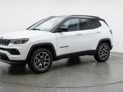 Used 2025 Jeep Compass Trailhawk image 3