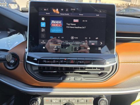 Used 2025 Jeep Compass Limited image 7