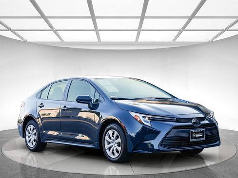 Used 2026 Toyota Corolla LE FWD image 5