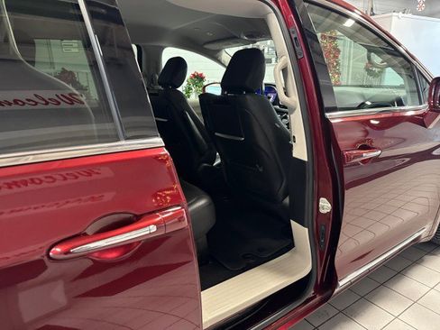 Used 2018 Chrysler Pacifica Touring-L Plus w/ Advanced Safetytec Group image 27