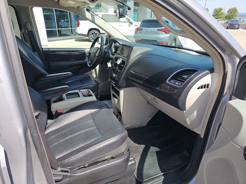 Used 2014 Chrysler Town & Country Touring FWD image 24