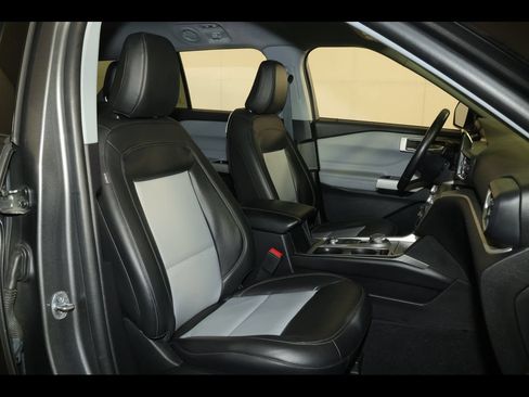 Used 2022 Ford Explorer XLT w/ Equipment Group 202A AWD/4WD image 31