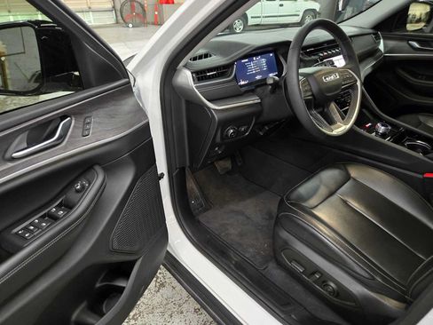 Used 2023 Jeep Grand Cherokee Limited w/ Black Appearance Package AWD/4WD image 17