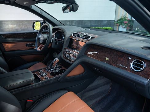 Certified 2025 Bentley Bentayga Extended Wheelbase AWD/4WD image 2