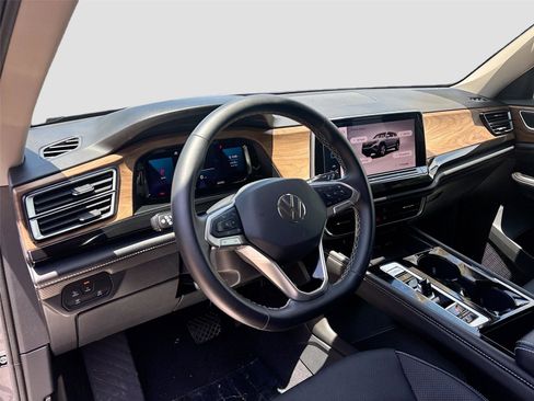 Used 2025 Volkswagen Atlas SE FWD image 9