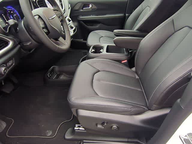 New 2026 Chrysler Pacifica Select FWD image 17