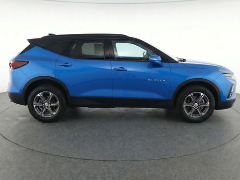 Used 2025 Chevrolet Blazer LT FWD image 11